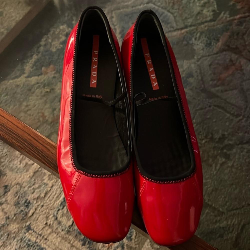RED PATENT LEATHER PRADA MARY JANES 🍒🍒🍒🍒